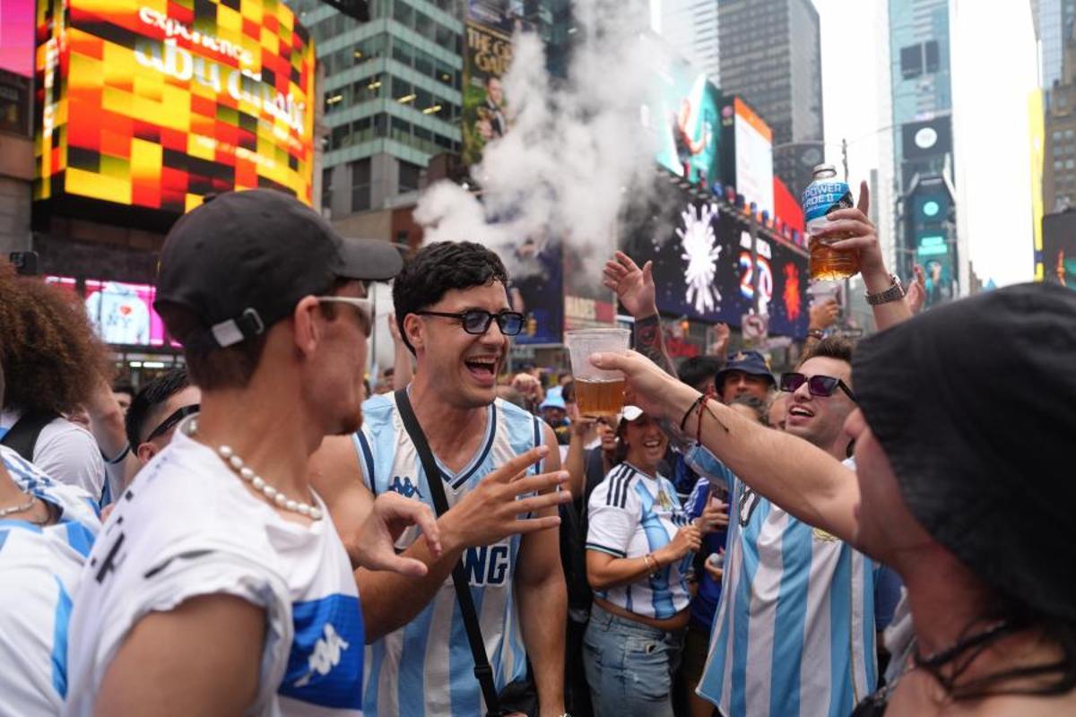 Aficionados de la selección española y  argentina de fútbol  toman Times Square antes de la final de la Copa del Mundo.