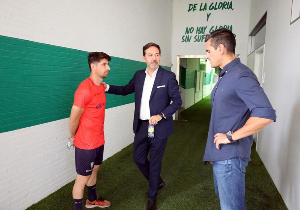 Monterrubio, entre Javi Flores y Juanito, a su llegada al Córdoba CF.