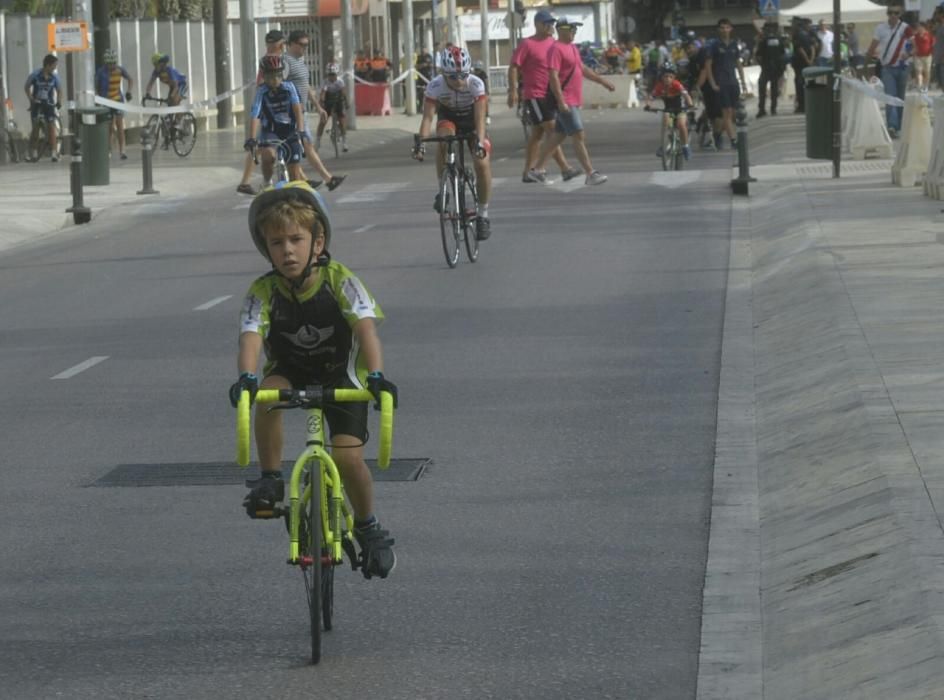 Las medallas que se entregaron a los ciclistas han sido elaboradas de manera artesanal por la ceramista Sol Pérez.