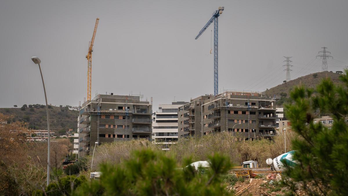 Archivo - Viviendas en construcción.