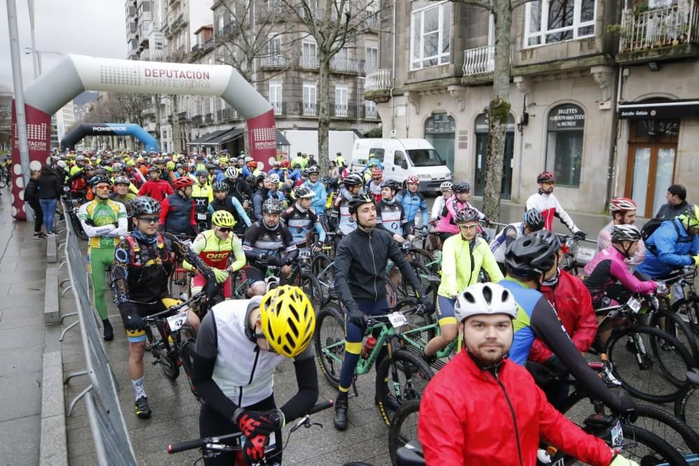 Más de 700 ciclistas tomaron en la mañana de este domingo la salida en Montero Ríos rumbo a Fornelos de Montes.