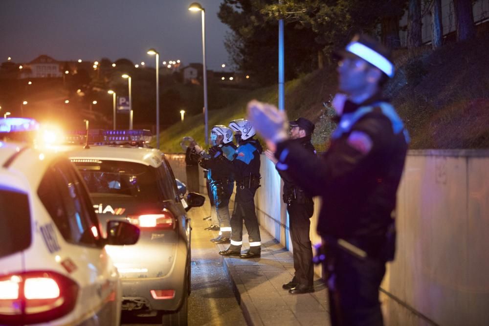 Homenaje de la Policía al personal sanitario en el