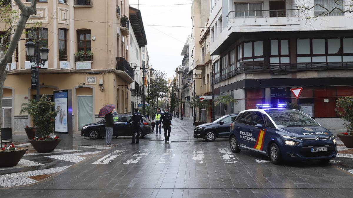 Control de la Policía Nacional en el paseo de les Germanies durante el confinamiento