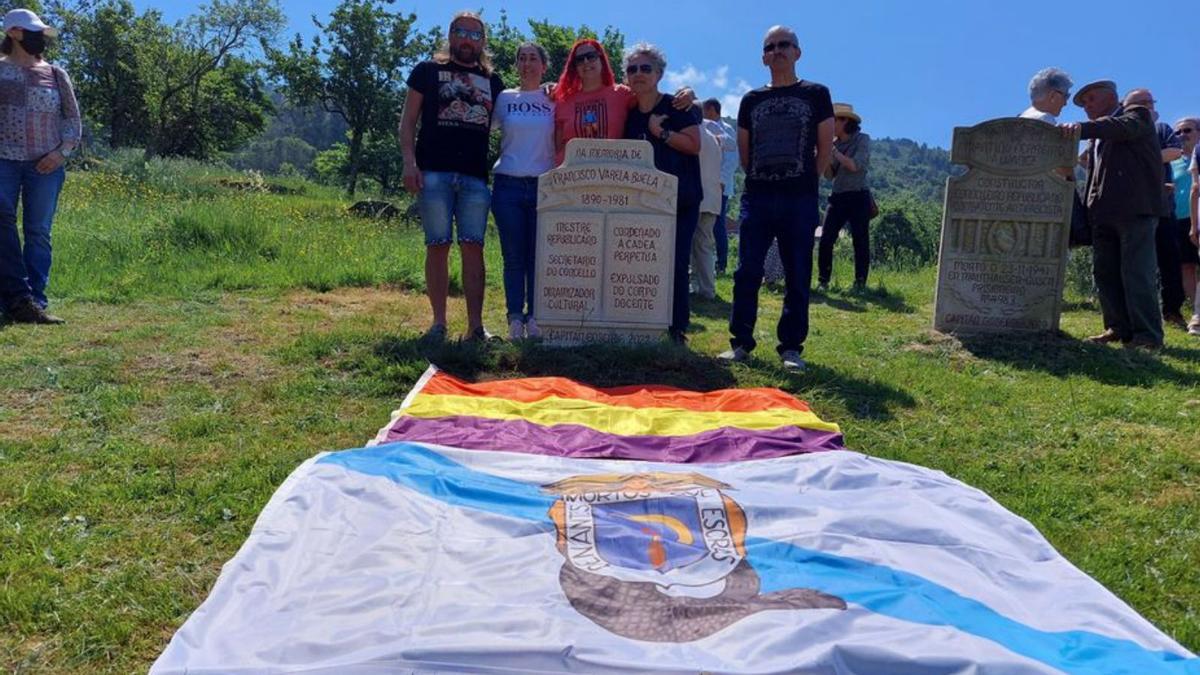 Arriba, os asistentes ao acto conmemorativo posan xuntos para unha instantánea. Á esquerda, a familia de don Paco posa coa lauda.   | // ALICIA GARRIDO