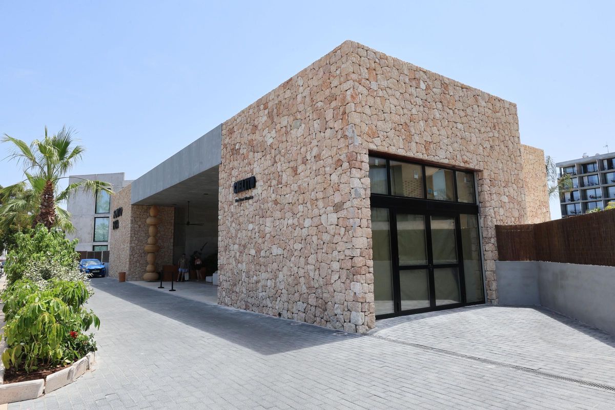 La recepción del nuevo hotel de cinco estrellas de la bahía de Sant Antoni.