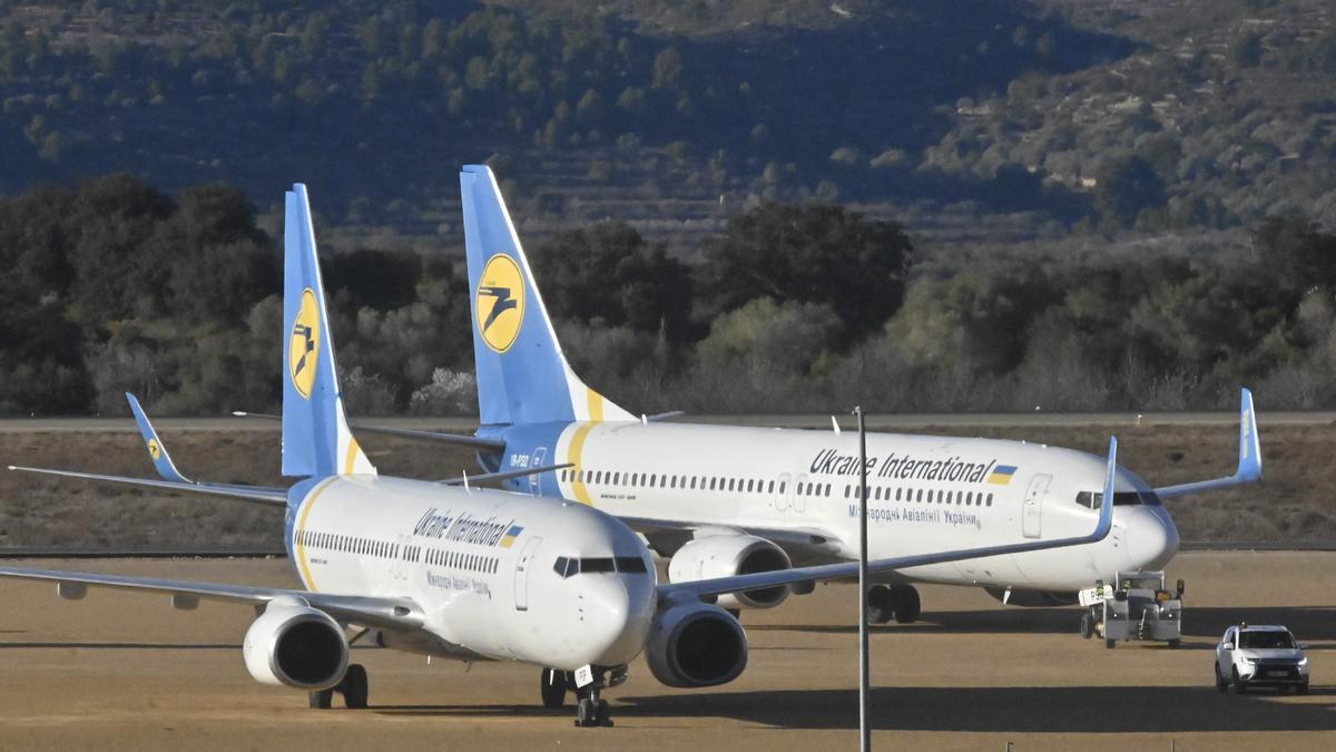 Dos de los nueve aviones ucranianos que han buscado refugio en el aeropuerto de Castellón.
