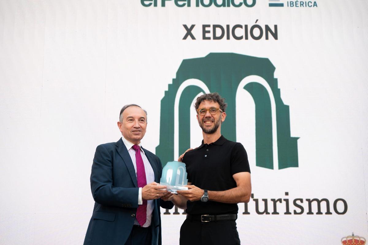 Miguel Ángel Morales, presidente de la Diputación de Cáceres, entregó a Brea el galardón.