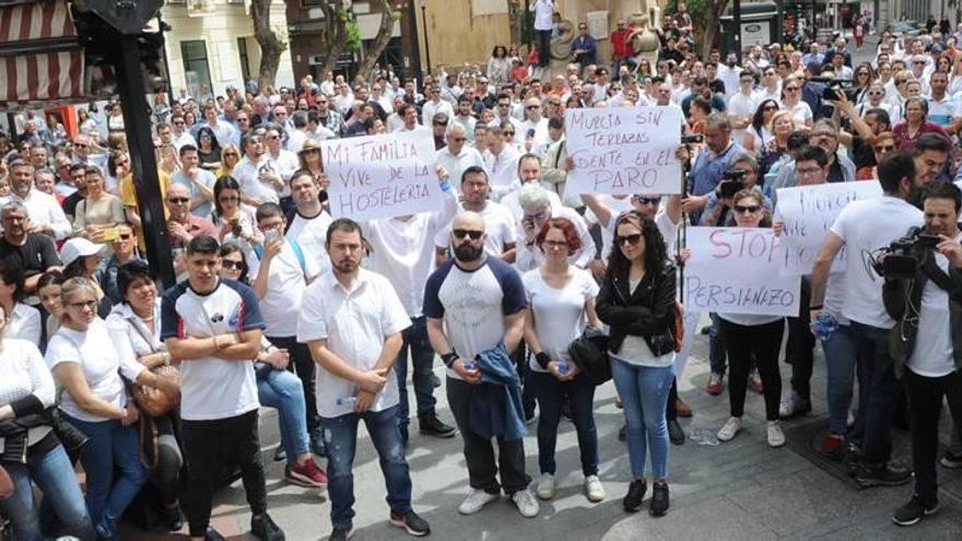 Los hosteleros, durante la protesta el pasado sábado tras llevar a cabo el &#039;persianazo&#039; de sus locales.