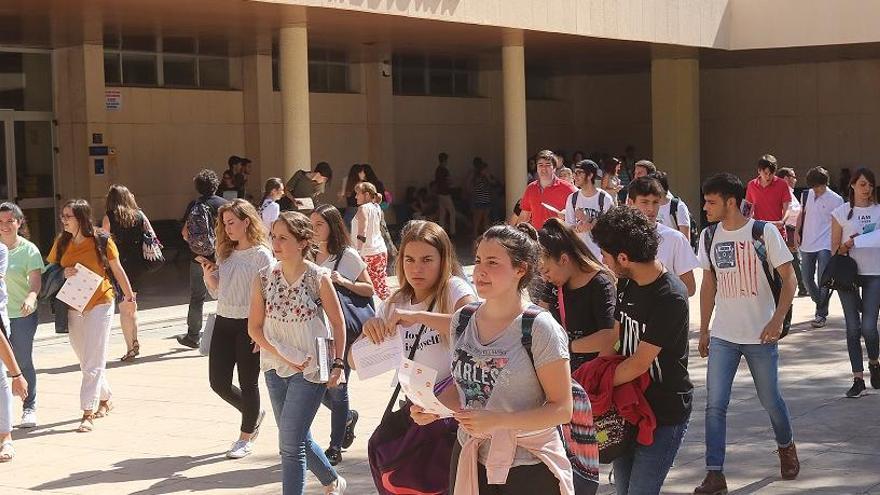 Alumnos se dirigen a un aulario en Medicina para hacer sus exámenes de Selectividad.