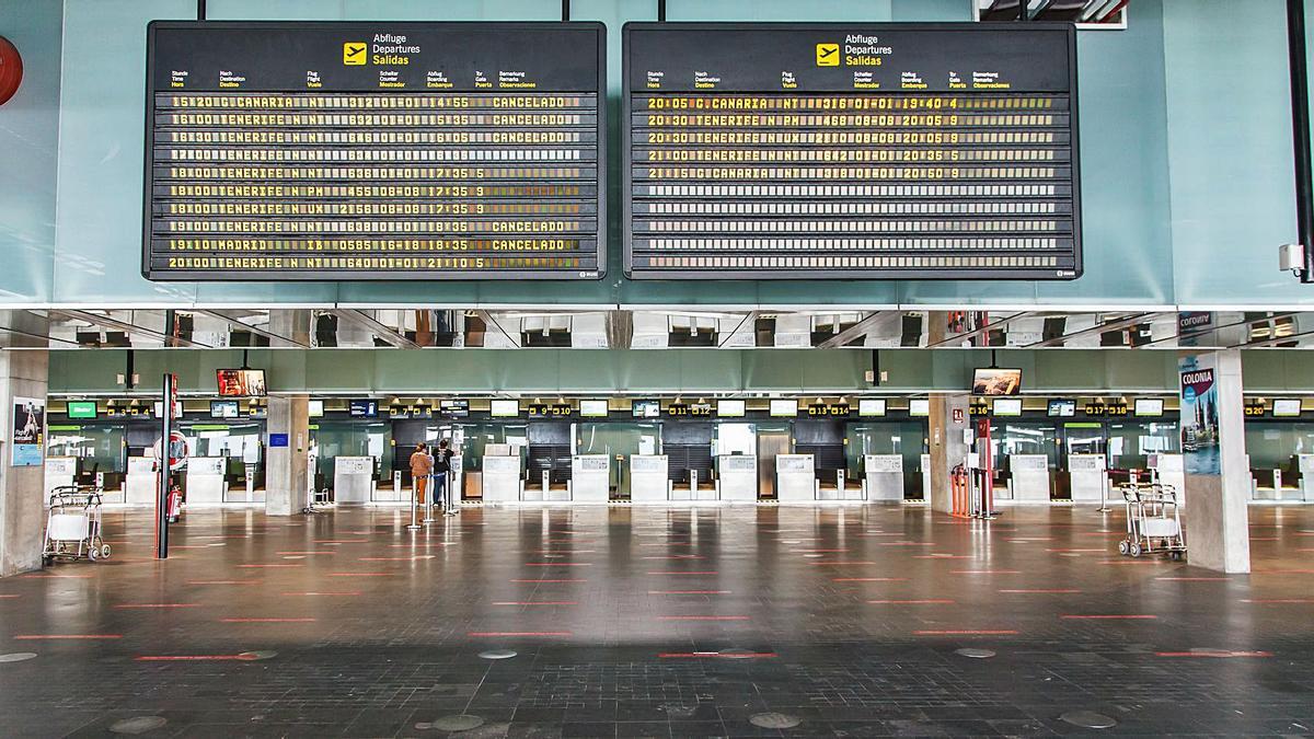 Terminal del aeropuerto de La Palma, con los paneles en los que se informa de la cancelación de los vuelos