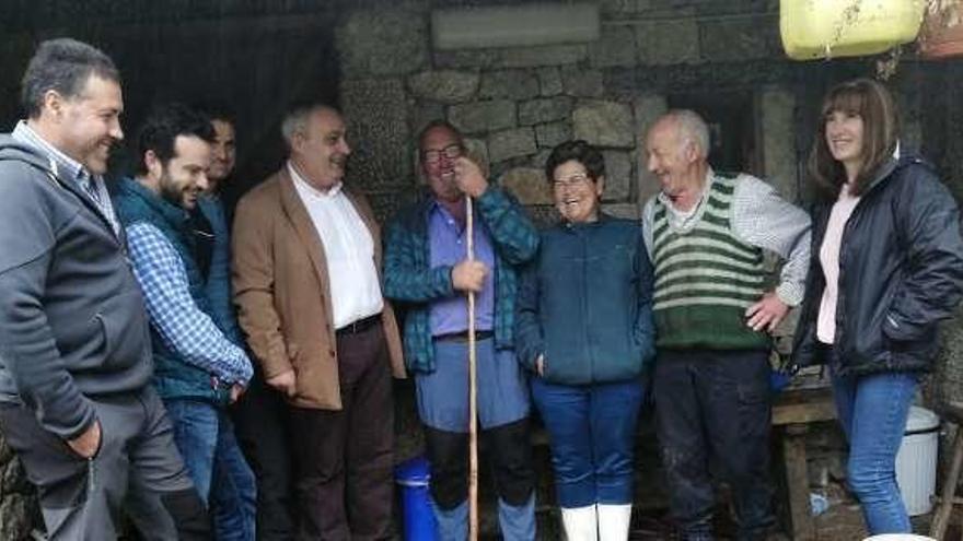 Miembros del PP de Asturias junto a varios pastores y queseros, ayer, en una cabaña de Gumartini.
