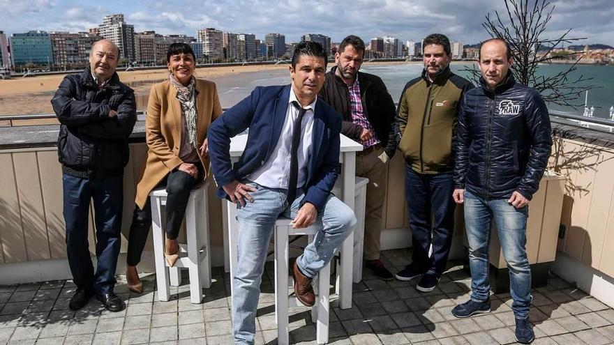 Por la izquierda, Juan Molina, Amparo Abejón, Alfredo González, Pelayo Palacios, Toño Migoya y Adolfo González, ayer en Gijón, antes de iniciar la reunión.