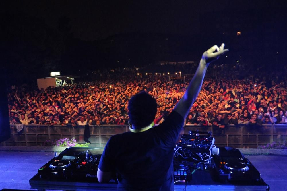 El productor y músico madrileño Carlos Jean hace bailar al parque de A Xunqueira en una noche desenfrenada dedicada a la música electrónica dentro del programa de las Fiestas de San Roque