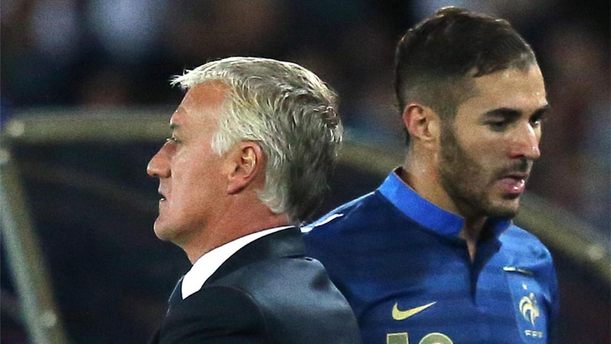 Didier Deschamps y Karim Benzema durante un partido de la selección de Francia contra Georgia en 2013