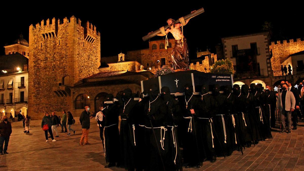 Procesión de Jesús Condenado, a su paso por la plaza Mayor el Jueves Santo.