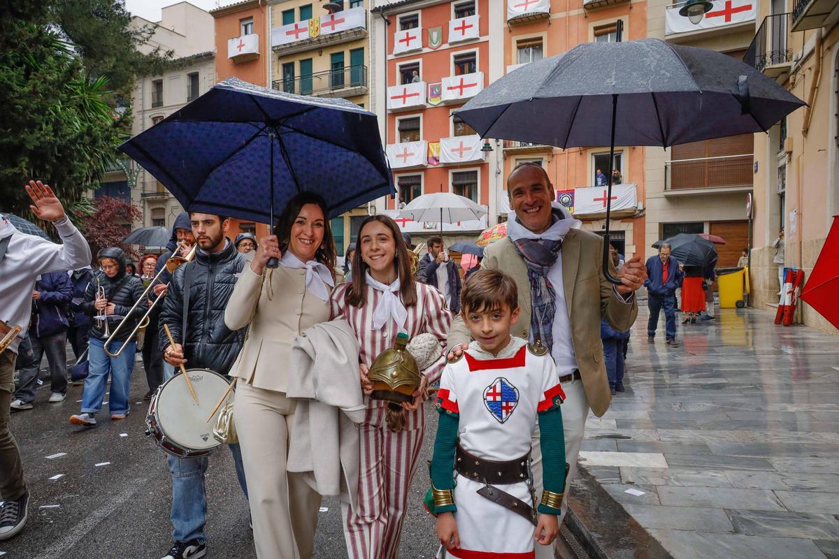 La lluvia concede una tregua a la Gloria Infantil de Alcoy La lluvia concede una tregua a la Gloria Infantil de Alcoy