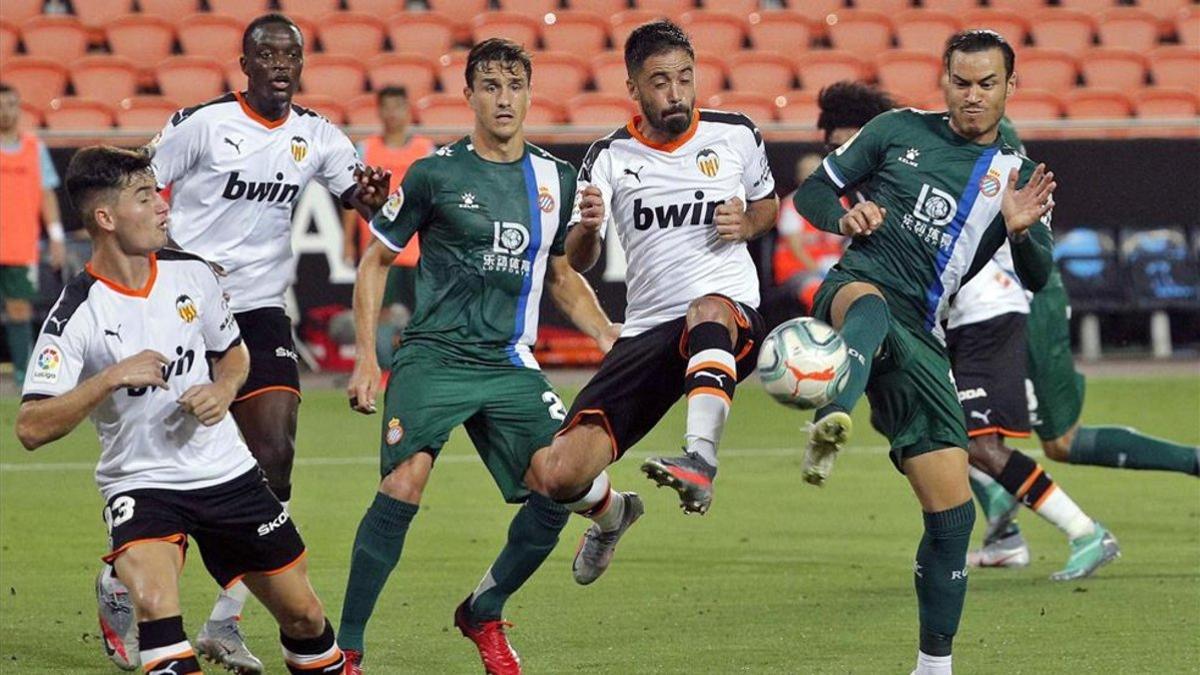 Raúl de Tomás y Bernardo pueden haber jugado sus últimos minutos con el Espanyol en Mestalla.