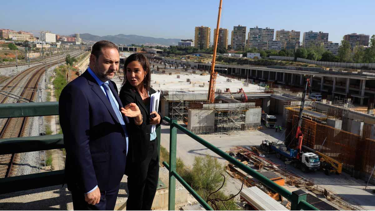 Ábalos cree que la propuesta de Rivera llega tarde y duda de que sea sincera. En la foto, el ministro de Fomento durante su visita a las obras de la futura estación del AVE en la Sagrera.