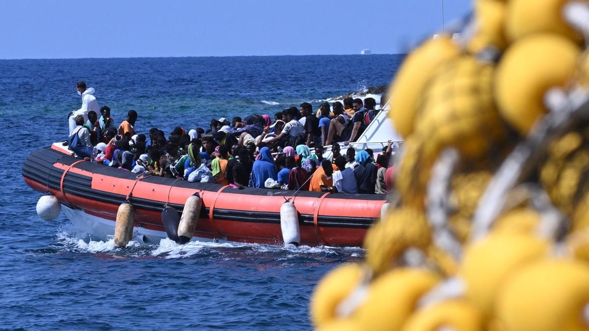 Un grupo de inmigrantes a bordo de un barco frente a las costas de la isla italiana de Lampedusa.