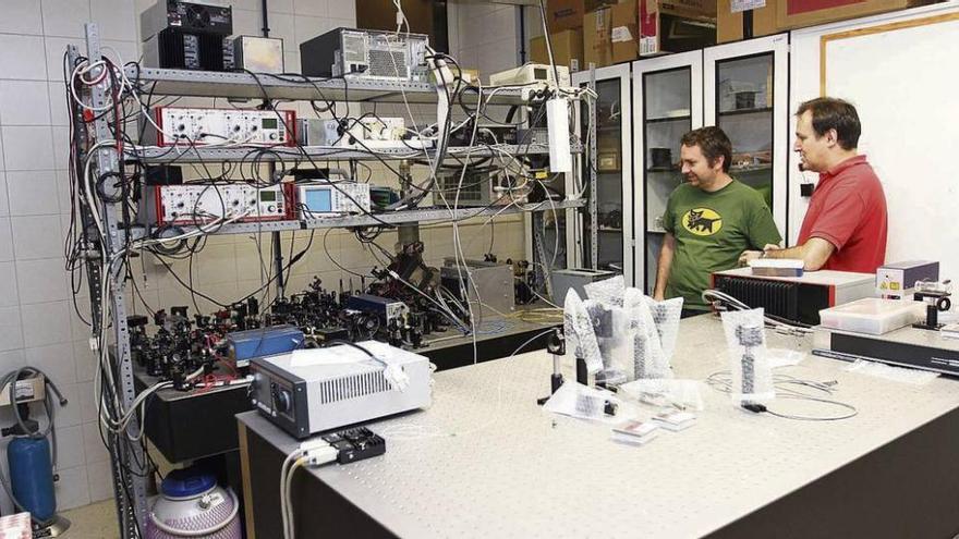 Ángel Paredes, investigador Ramón y Cajal, y Claudio Cerdeiriña, en el laboratorio de Óptica del campus. // Iñaki Osorio