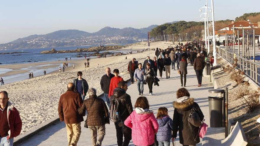 Decenas de personas disfrutando en Samil del sol que, al menos, seguirá una semana más. // R. Grobas