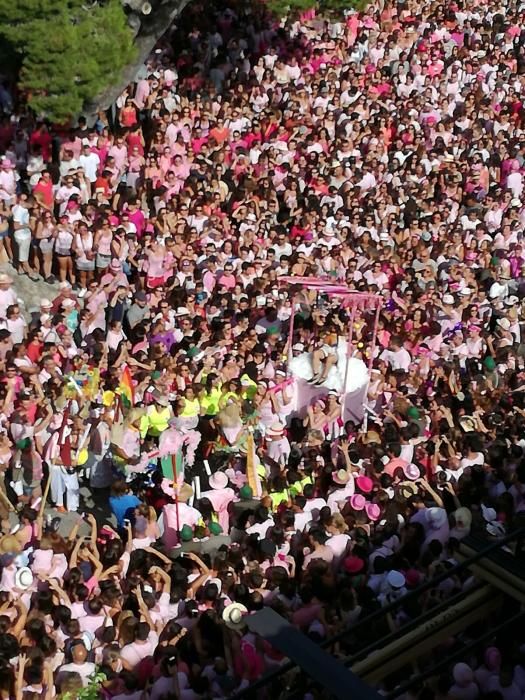 In Anlehnung an eine Dorflegende erfanden die Menschen in Sineu eine Fabelgestalt, halb Stier, halb Teufel, mit einer rosa Blume geschmückt: den Muc. Unter diesem Namen wurde er erstmals 2003 gefeiert. Seither strömen Jahr für Jahr, stets am 14. August, immer mehr rosa bekleidete Anhänger nach Sineu.