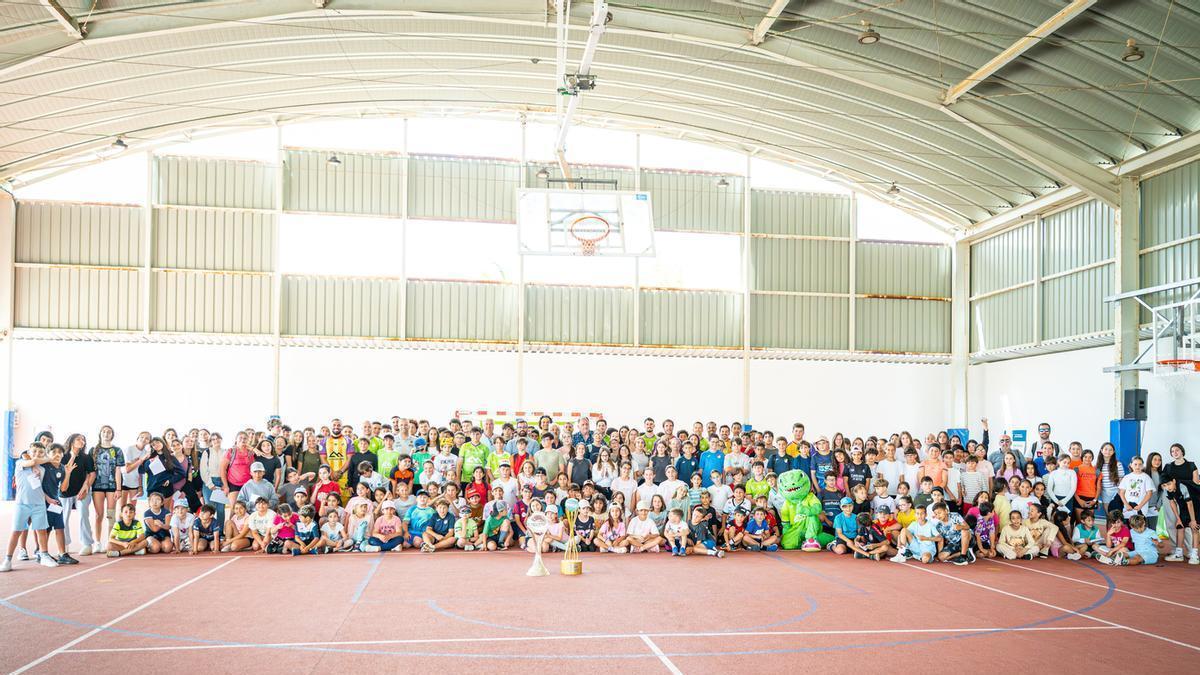 Foto de familia con los jugadores de la plantilla y los alumnos y profesores de Ses Salines.