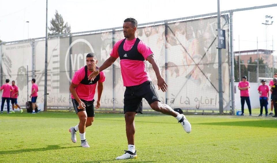 El Valencia, con las camisetas de color rosa.