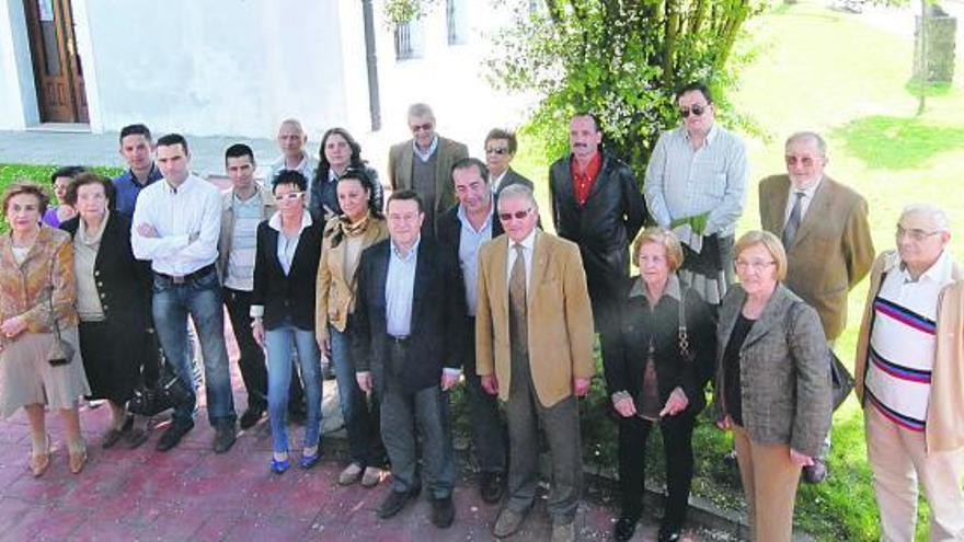 Los integrantes de la candidatura del PP de Langreo, con Goñi (en el centro), ayer, en Ciaño.