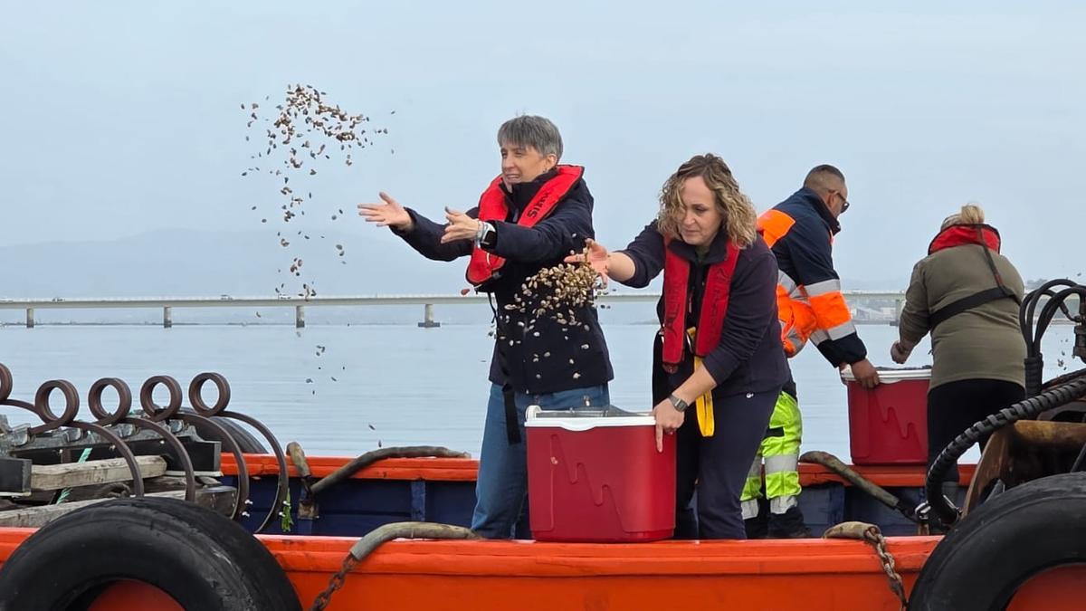 La directora de Desenvolvemento Pesqueiro, en plena siembra, esta mañana.