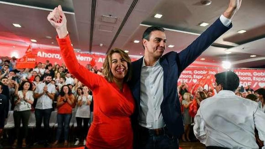 Pedro Sánchez, ayer, junto a Susana Díaz en un acto en Granada. // Efe