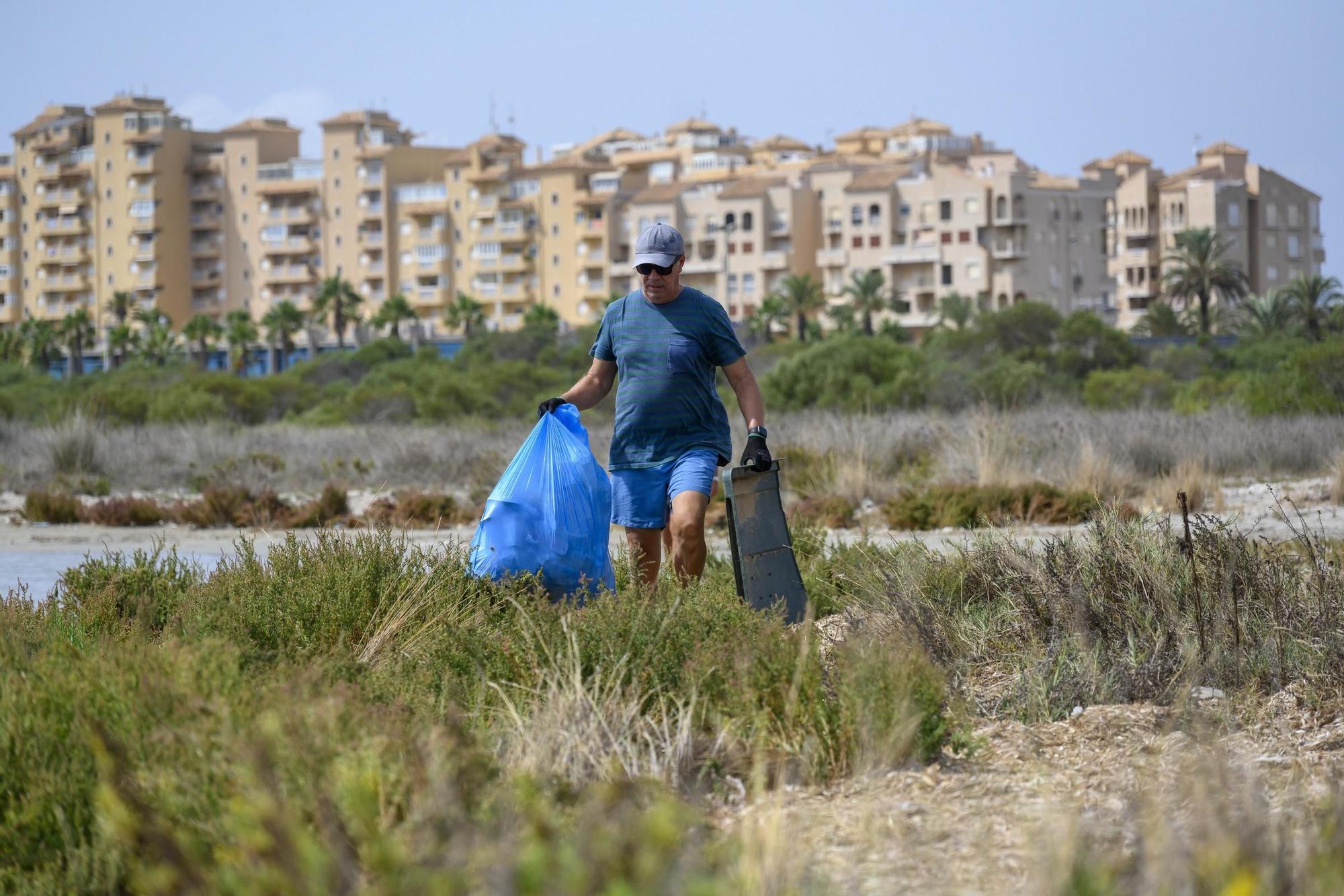 16092023-REINA SOFIA PARTICIPA EN RECOGIDA DE BASURAS EN LA MANGA CALA DEL ESTACIO SAN JAVIER -10.JPG