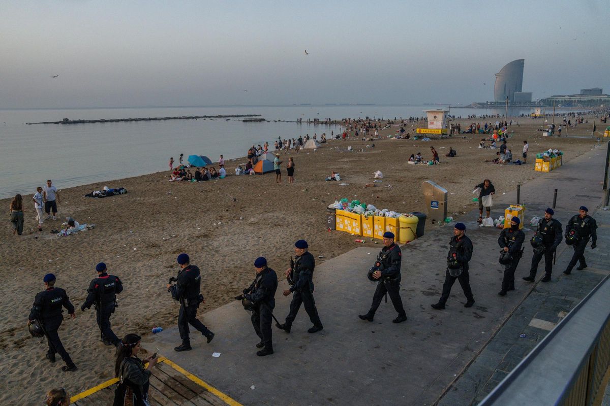 Limpieza de las playas de Barcelona tras la verbena de Sant Joan 2025