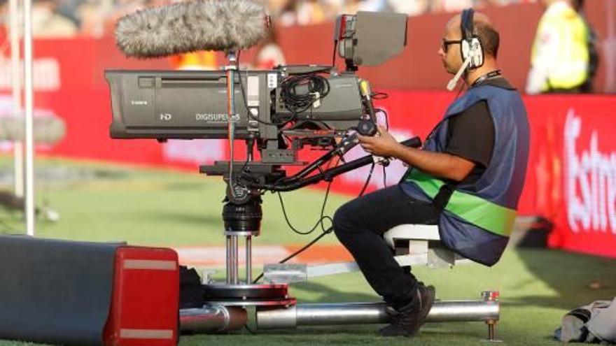 Un operador de càmera televisiu a Montilivi, durant el Girona-Vila-real del mes passat.