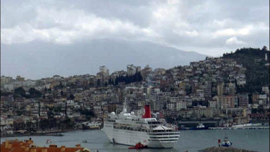 Imagen captada en la tarde de ayer del Sky Wonder, un crucero con 1.300 turistas a bordo, en su mayoría españoles y portugueses, que permanece encallado desde el martes en la bahía del puerto turco de Kusadasi. La tripulación afirma que está inmovilizado por el mal tiempo. Este mismo barco modificó su singladura entre Atenas y Estambul durante la pasada Semana Santa sin informar a los pasajeros, lo que generó un fuerte malestar entre los turistas que han anunciado acciones legales contra la compañía turística española Pullmantur. EFE/JMR