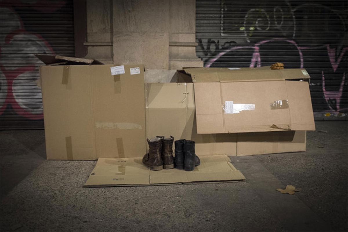 Un mendigo duerme en la calle en Barcelona. Un mendigo duerme en la calle en Barcelona.