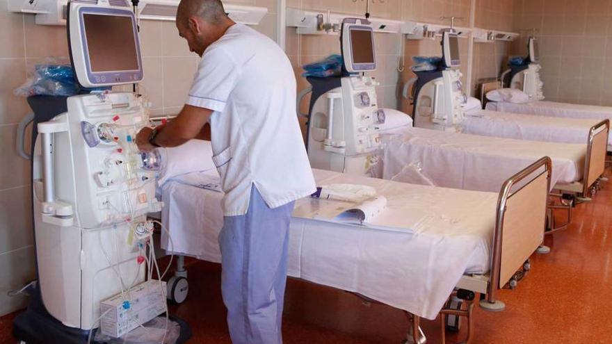 El supervisor de la unidad de diálisis del Hospital de Jove, con una de las máquinas.