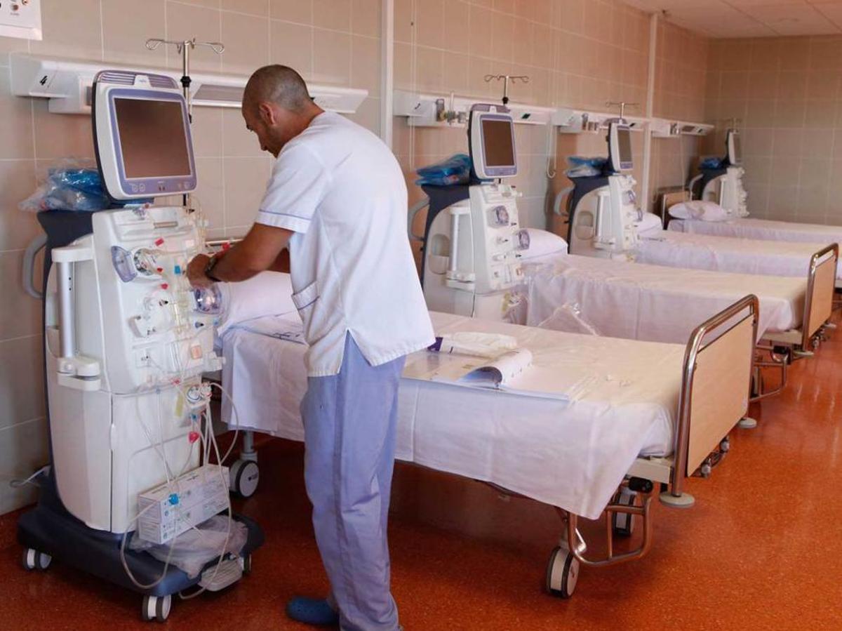 El supervisor de la unidad de diálisis del Hospital de Jove, con una de las máquinas.