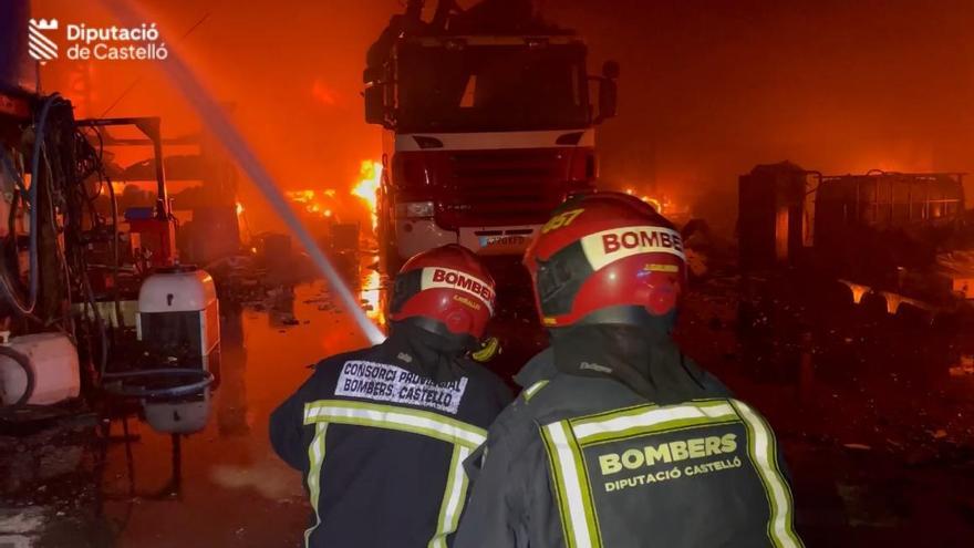 Bomberos trabajan en un incendio en una empresa de Borriana