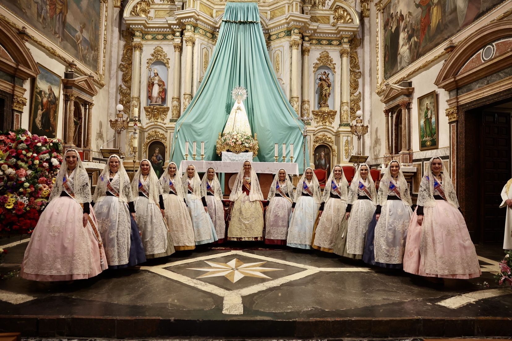 Cheste recibe a Berta y la corte en la Ofrenda a la Virgen de la Soledad