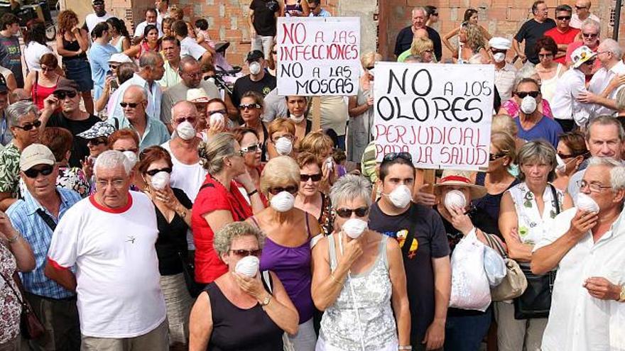 Los vecinos acudieron a la protesta convocada frente al Ayuntamiento de El Campello con mascarillas y pancartas