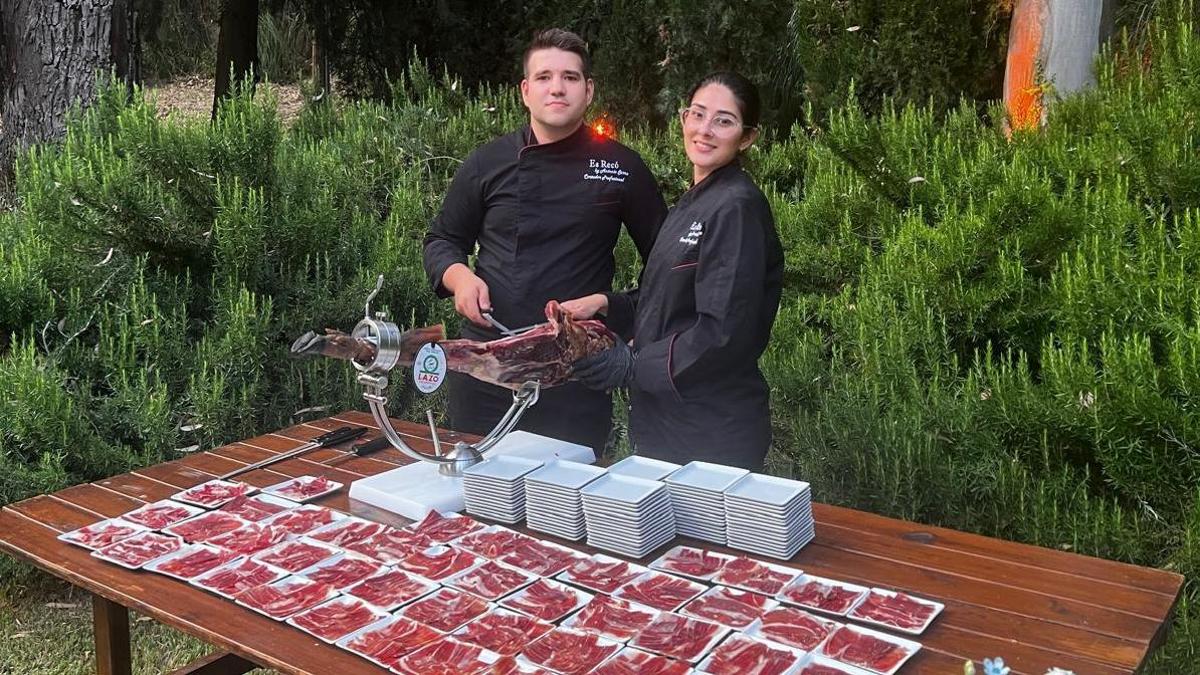 Cinco hileras de platos de jamón ibérico recién preparados por Antonio Serra y Mónica García