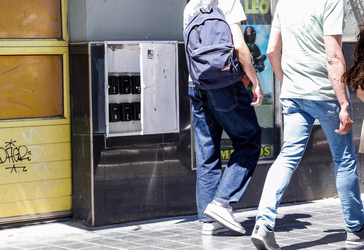 Cajetines típicos de llaves escondidos en lo que parece un contador eléctrico en una fachada de Peris i Valero