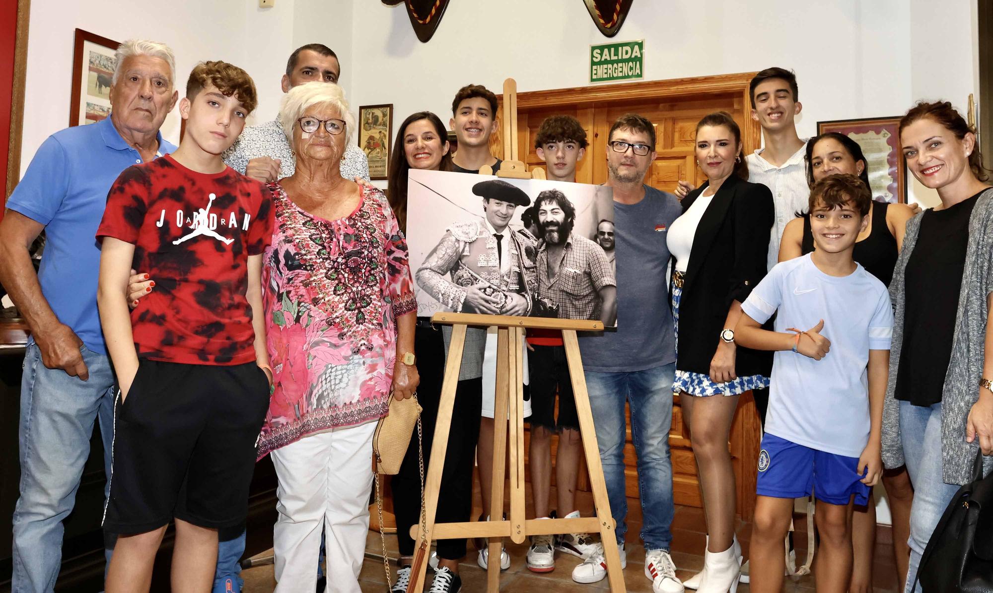 Inauguración de la exposición fotográfica de Manzanares(padre) con la cámara de Perfecto Arjones