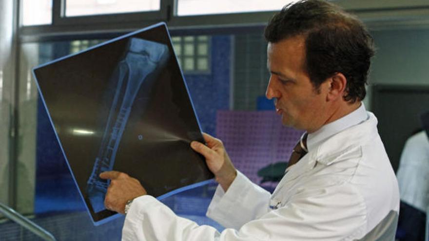 Villamor observando una radiografia