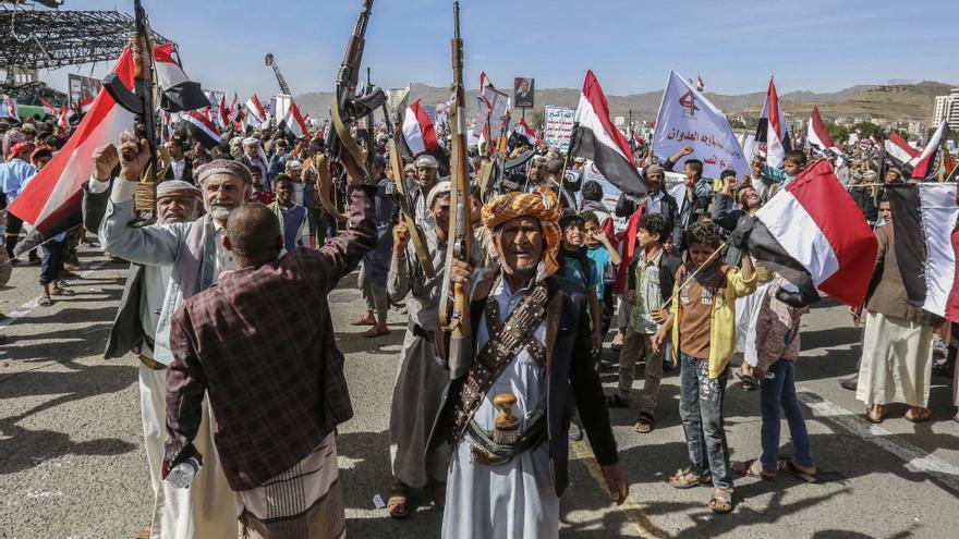 Miembros y seguidores de los houthis durante una protesta en Yemen.