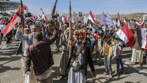 Archivo - Miembros y seguidores de los houthis durante una protesta en Yemen (archivo)