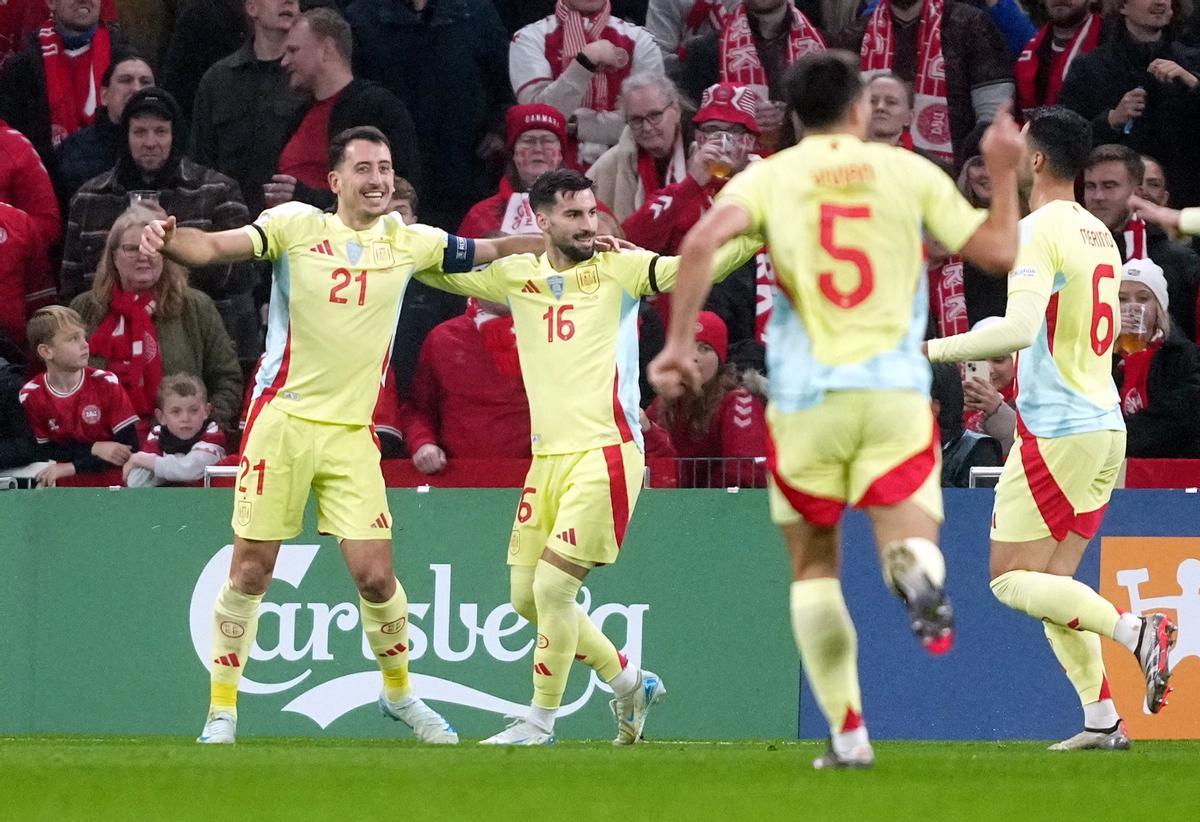 Los jugadores de España celebran el primer gol
