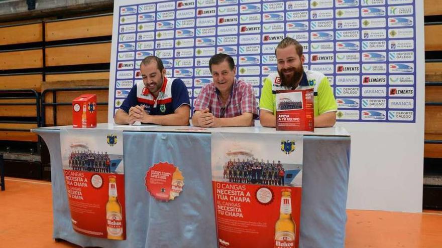 Manuel Camiña, en el centro, en la presentación de la campaña con Mahou. // Gonzalo Núñez