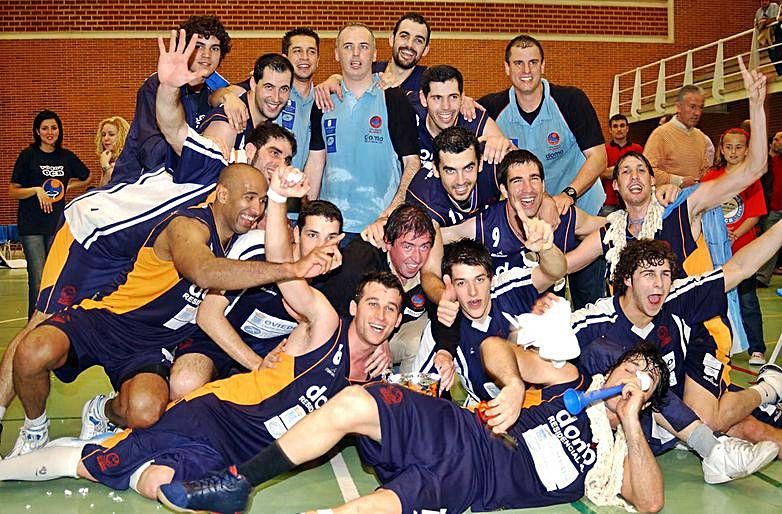 La plantilla del OCB celebra el ascenso a LEB Bronce, en 2008